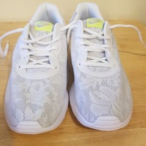White Nike Tanjun tennis shoes